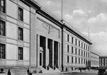 Новая канцелярия Рейха, построенная по указу Гитлера, угол Вильхельмштрассе и Фосштрассе, Берлин, Германия (1939)
