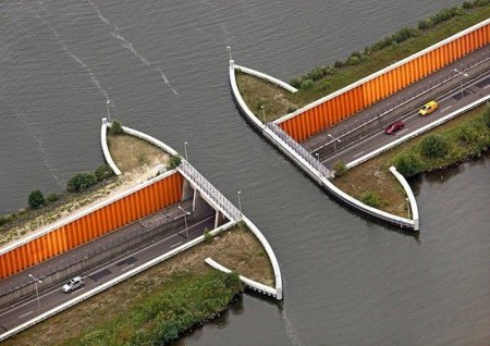 Необычный водный мост