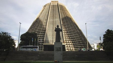 Конусообразный Столичный Собор в Рио-де-Жанейро