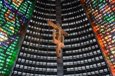 Конусообразный Столичный Собор в Рио-де-Жанейро