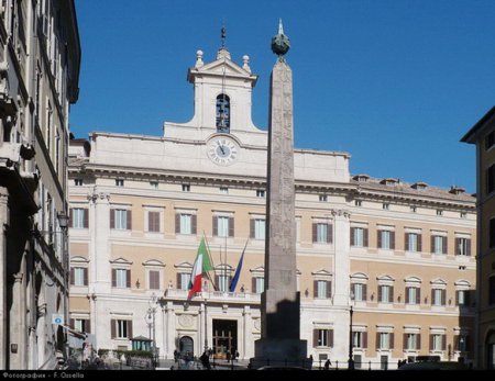 Палаццо Ludovisi (теперь Палаццо Montecitorio Дворец Монтечиторио), (достроено и изменено арх. Карло Фонтана),  Рим, Италия (1623 - 1650 гг.)